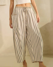 Load image into Gallery viewer, Textured Cropped Pants
