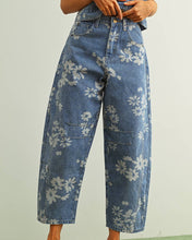 Load image into Gallery viewer, FLORAL PRINTED BARREL DENIM PANTS
