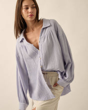 Load image into Gallery viewer, Solid Crinkle Cotton Button Front Shirt
