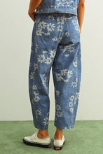 Load image into Gallery viewer, FLORAL PRINTED BARREL DENIM PANTS
