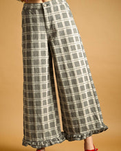 Load image into Gallery viewer, RUFFLE DETAIL WITH PLAID FABRIC PANTS
