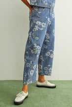 Load image into Gallery viewer, FLORAL PRINTED BARREL DENIM PANTS
