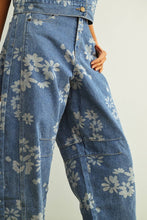 Load image into Gallery viewer, FLORAL PRINTED BARREL DENIM PANTS
