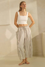 Load image into Gallery viewer, Textured Cropped Pants
