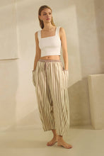 Load image into Gallery viewer, Textured Cropped Pants
