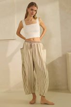 Load image into Gallery viewer, Textured Cropped Pants
